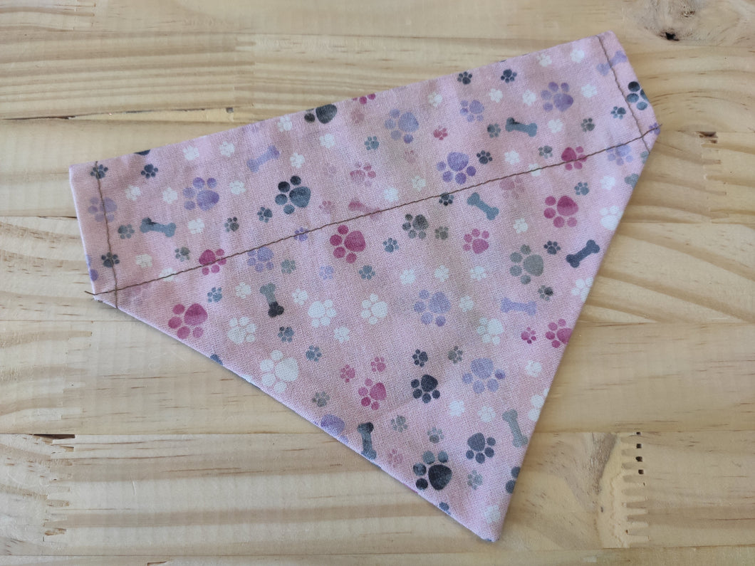 Bandana rose avec motifs d’os et de pattes de chien